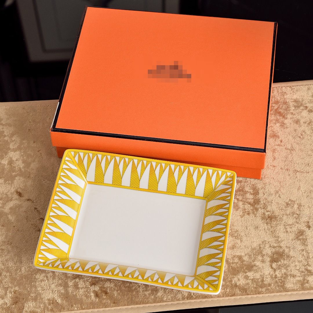 Stylish Bone China Jewelry Dish, Elegant Design for Storing Jewelry, Ideal for Dressing Tables, Gifts, and Special Occasions with High-End Quality