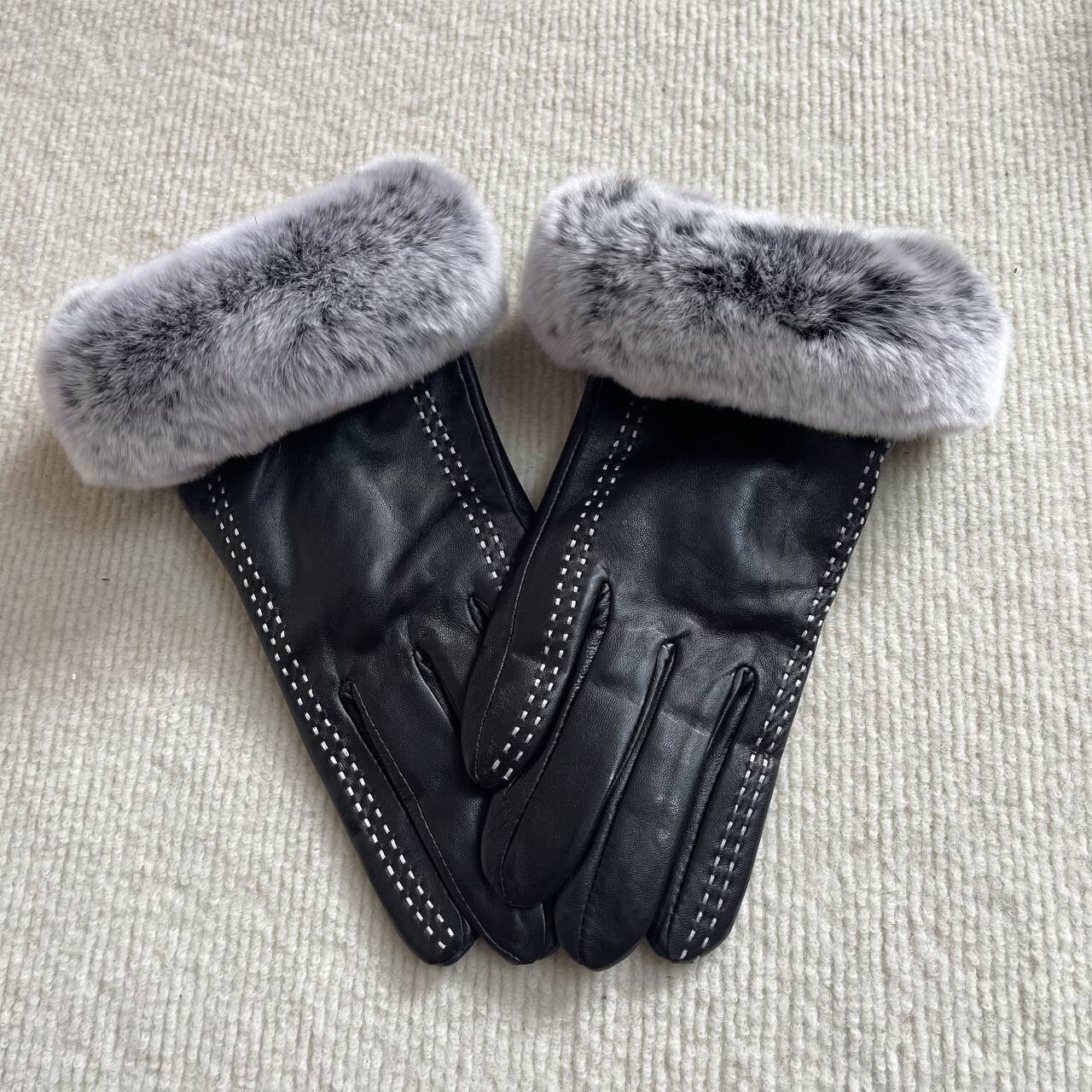 YY5388 Womens Leopard Pattern Leather Gloves Womens Short Winter Wool Lining Thick Luvas Botton Warm Guantes Mujer241105