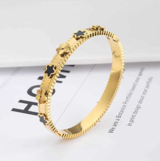 Luxury-simplified stainless steel jewelry, women's accessories, men's versatile exquisite wristbands M251219