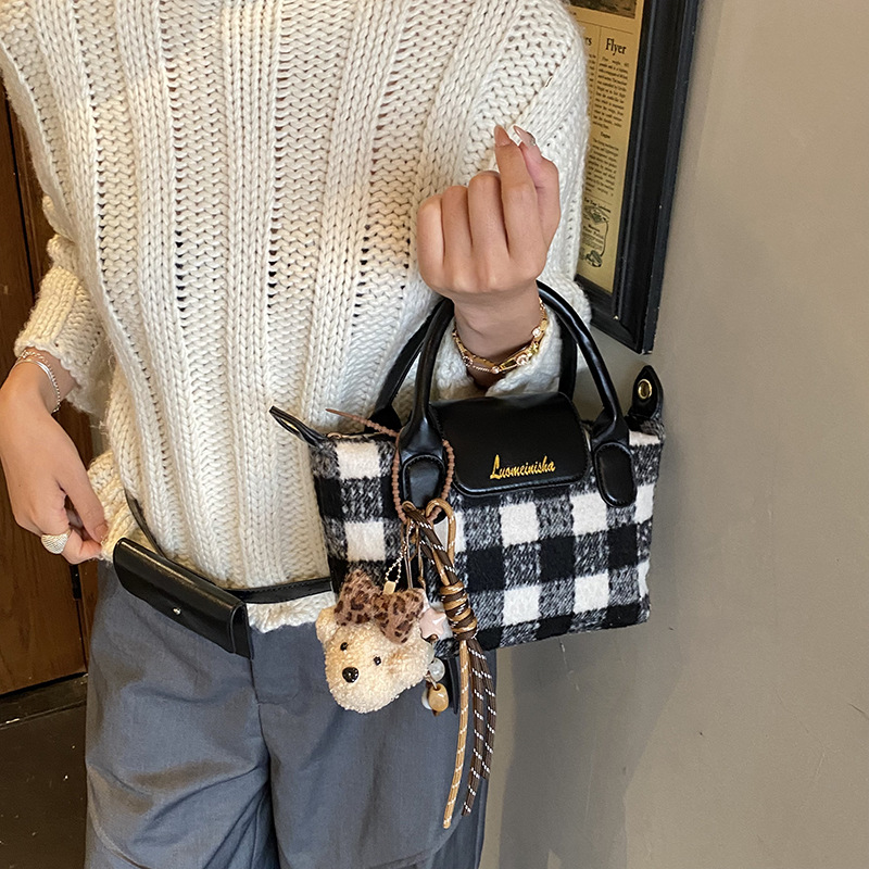 Free shipping designer bags for womens Shoulder bags black brown green Cute casual versatile autumn and winter woolen shoulder crossbody bag