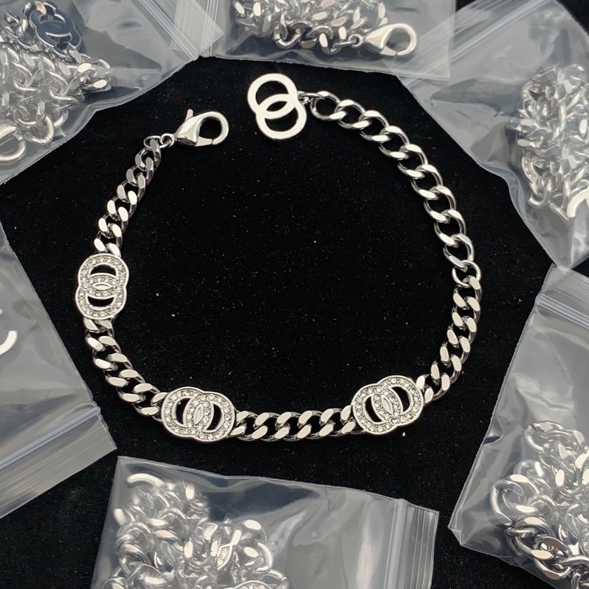 Silver Toned Thick Chain Bracelet With Sparkling Inlaid Details Sleek Daily Wear Jewelry Stylish And Sophisticated Accessory For Her