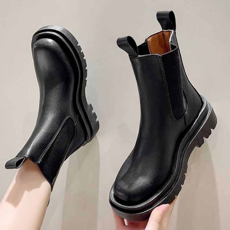 2024 New Women Walking Designer Casual Outdoor Square Heel Boots Women Slip on Retro Platform Motorcycle Boots Shoes for WomenT251223