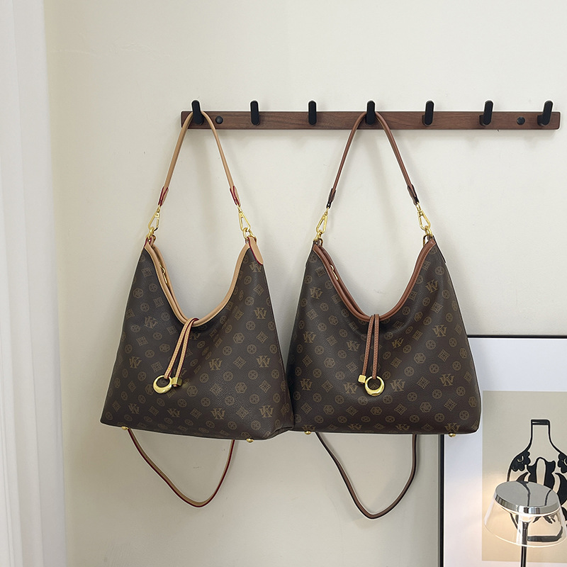 Envelope Crossbody Bag: Fashionable Casual Shoulder Bag with Wide Strap and Chain Detail