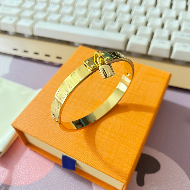 Elegant Charm LVs Bracelets Womens Bracelets Gold lock bangle Stylish Wedding jewelry Brand bracelet Fashion monogram Youth chain