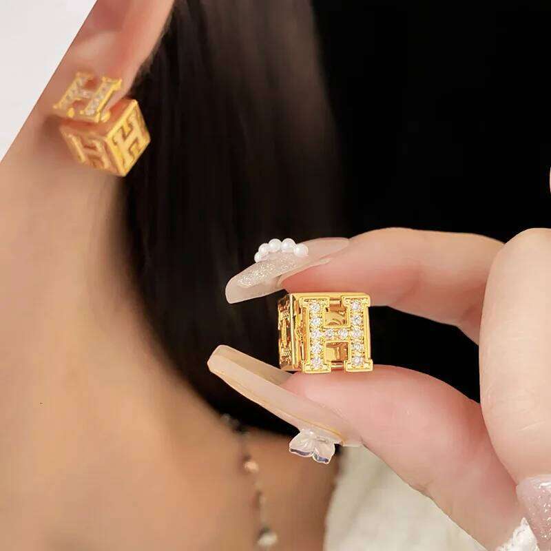 Lady Zircon Hollow Square Letter Stud New Fashionable and Luxurious Design Jewelry Earrings Fashion Earrings