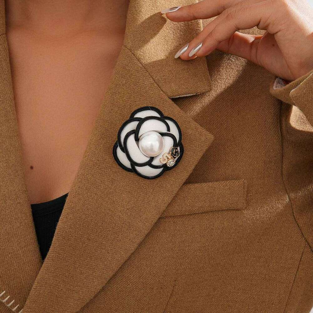 Brooch Korean Fashion Fabric Camellia with Pearl Accents Elegant Flower Corsage Lapel Pin for Wedding Party Special Occasion Gift High Quality Texture