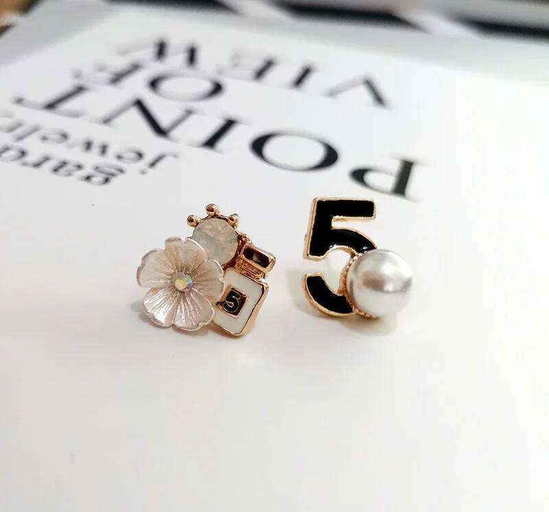 Designer NO.5 Pearl Flower Perfume Letter Stud Earrings for Women Chic Jewelry C Style Pierced Ear Accessory High Quality Textured Fashion Gift