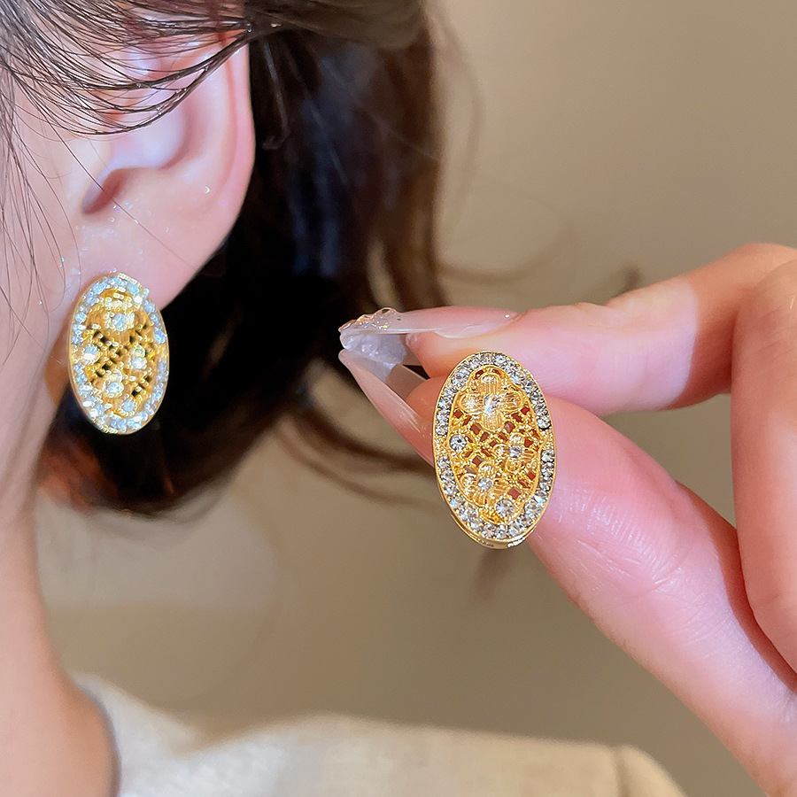 Silver Needle Inlaid Diamond Wrinkled Hollow Oval Stud French Retro Design Sense Niche Earrings Everyday Versatile Ear Jewelry - view 3