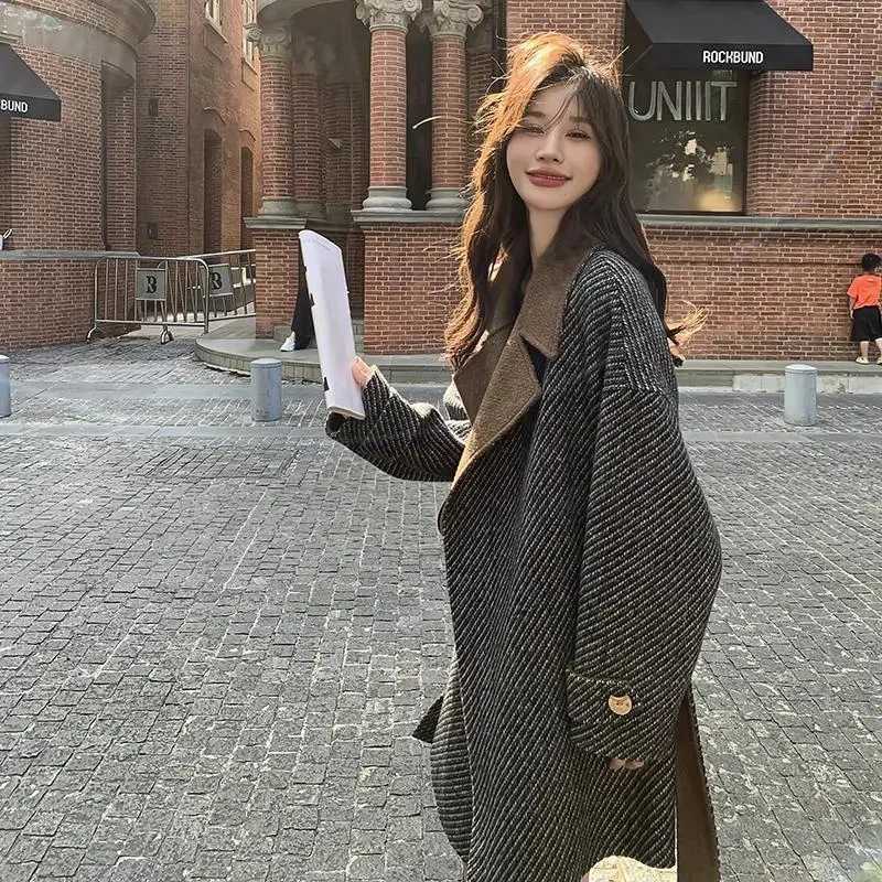 Korean Striped Contrasting Woolen Doat for Women in Autumn and Winter 2023 New Small and High-end Feeling Thickened Woolen CoatT251224