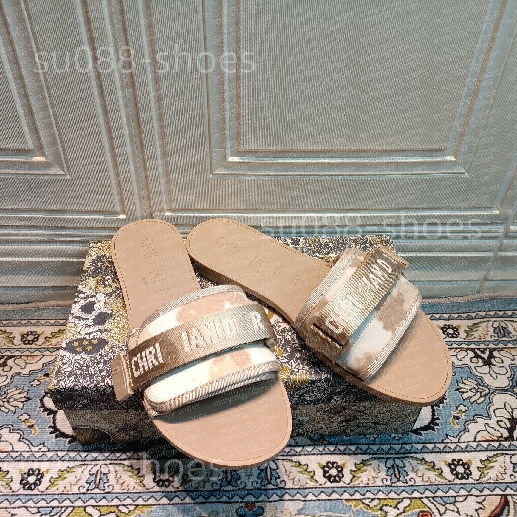 The latest womens AAA-level high-end open-toe flat leather woven comfortable beach anti-slip casual slippers designed French designer Women's flat slippers