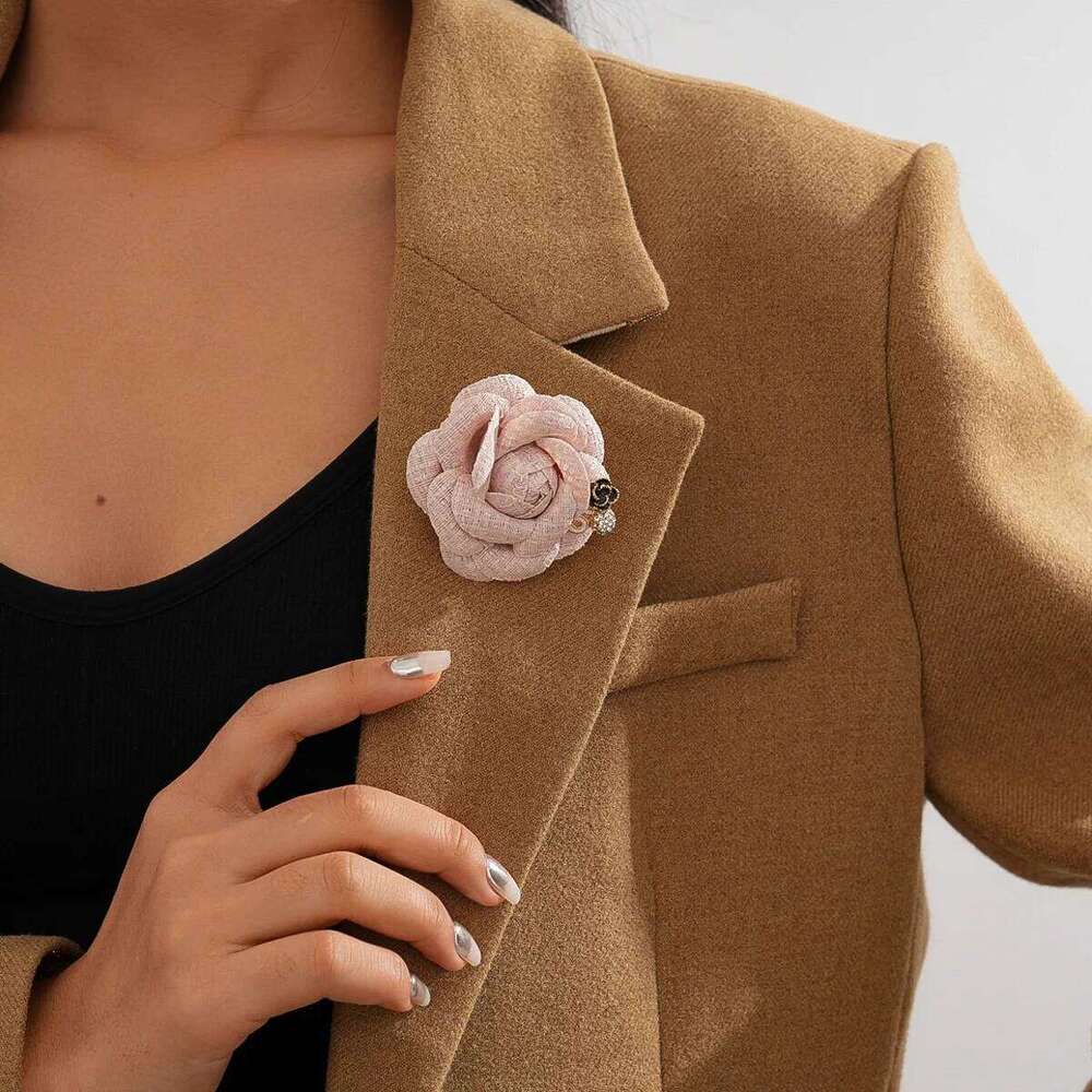 Brooch Korean Fashion Fabric Camellia with Pearl Accents Elegant Flower Corsage Lapel Pin for Wedding Party Special Occasion Gift High Quality Texture