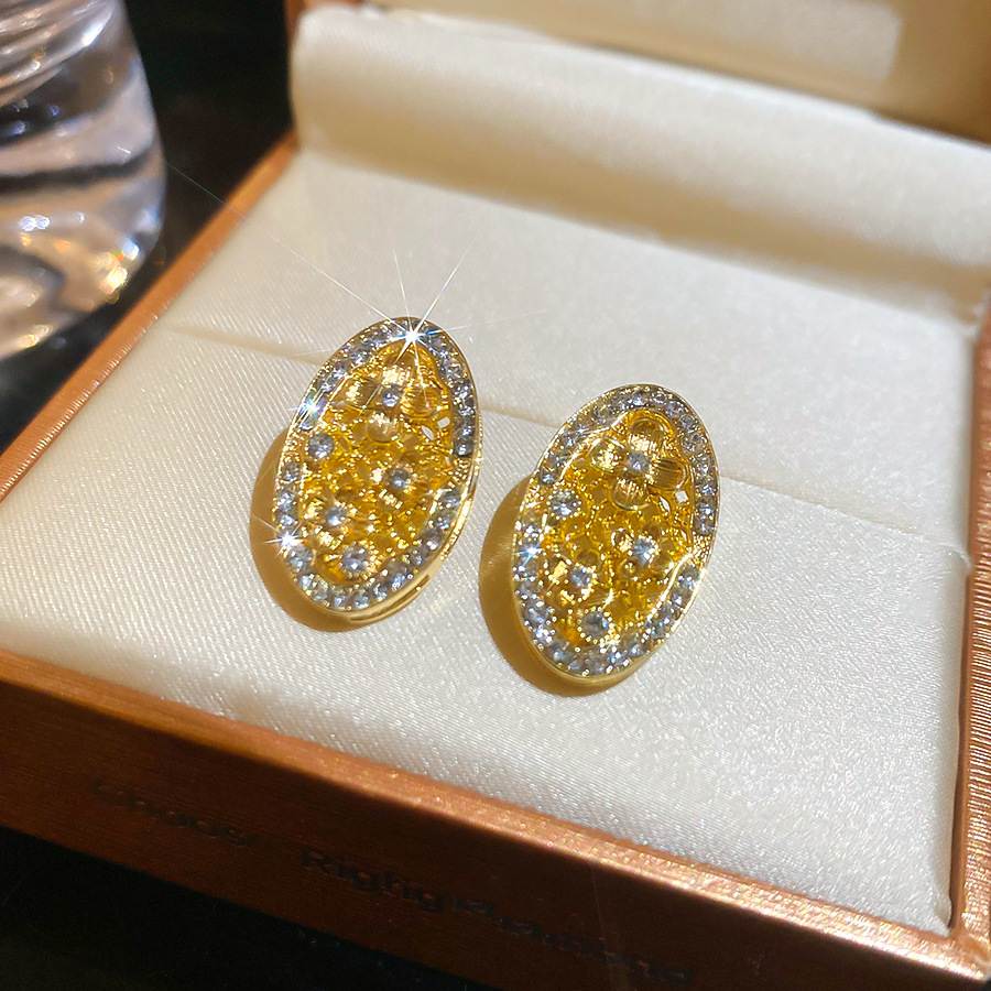 Silver Needle Inlaid Diamond Wrinkled Hollow Oval Stud French Retro Design Sense Niche Earrings Everyday Versatile Ear Jewelry - view 6