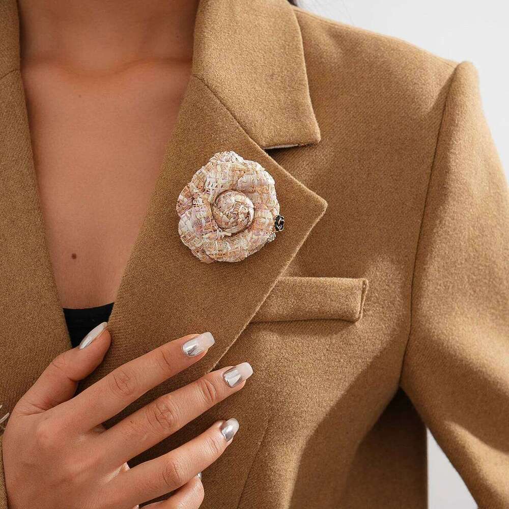 Brooch Korean Fashion Fabric Camellia with Pearl Accents Elegant Flower Corsage Lapel Pin for Wedding Party Special Occasion Gift High Quality Texture