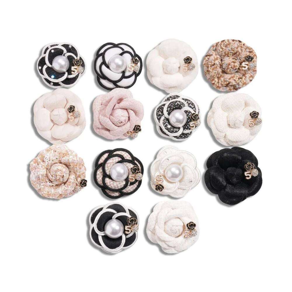 Brooch Korean Fashion Fabric Camellia with Pearl Accents Elegant Flower Corsage Lapel Pin for Wedding Party Special Occasion Gift High Quality Texture