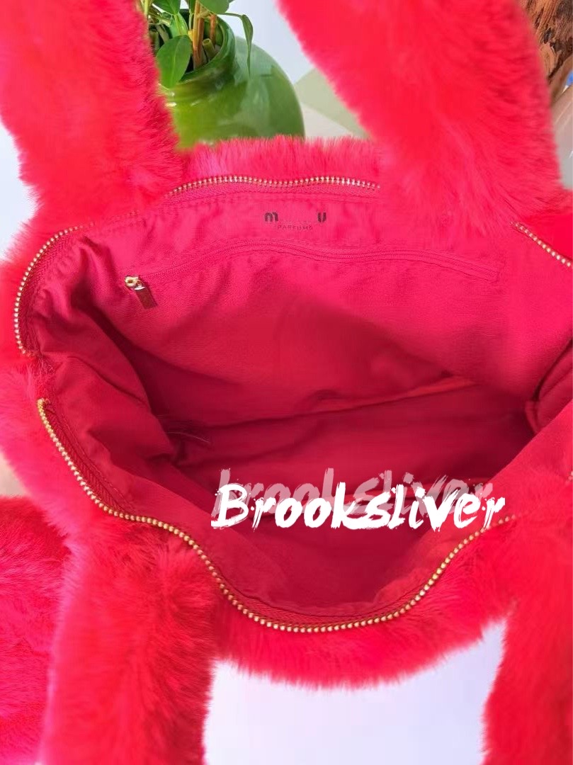 39X13X25CM Fur cosmetic bag Fashion Tote event bag M.vip storage case plush tote