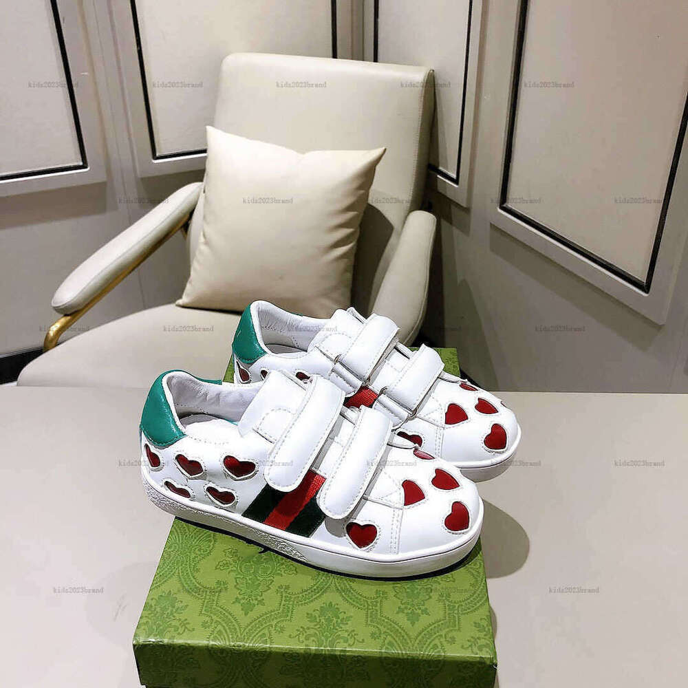 New Child Sneakers Red heart-shaped hollow decoration kids shoes Size 26-35 Including paper boxes designer baby casual shoes A431X12N113-a