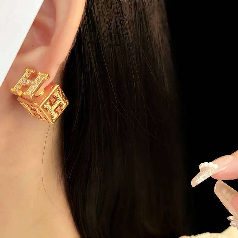 Lady Zircon Hollow Square Letter Stud New Fashionable and Luxurious Design Jewelry Earrings Fashion Earrings