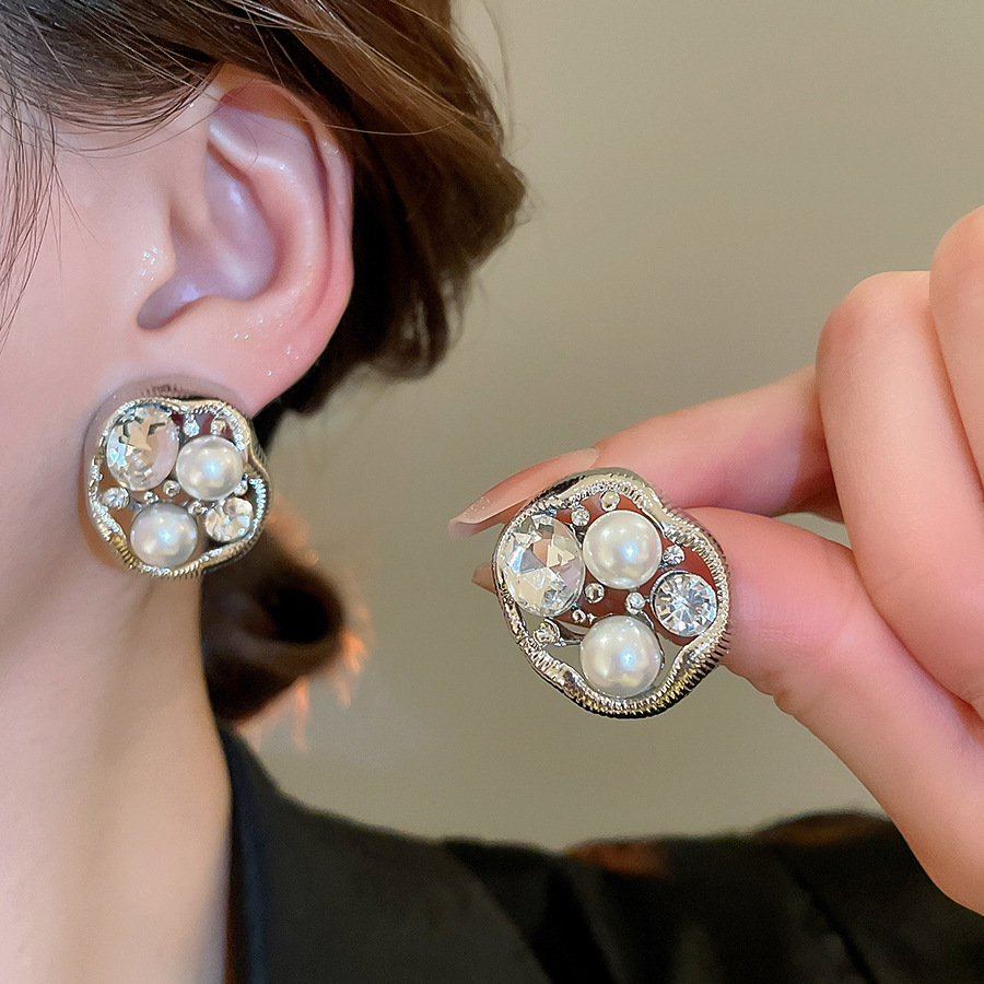 Silver Needle Inlaid Diamond Irregular Oval Pearl Stud Fashion Light Luxury Personality Vintage Versatile Earrings for Women - view 6