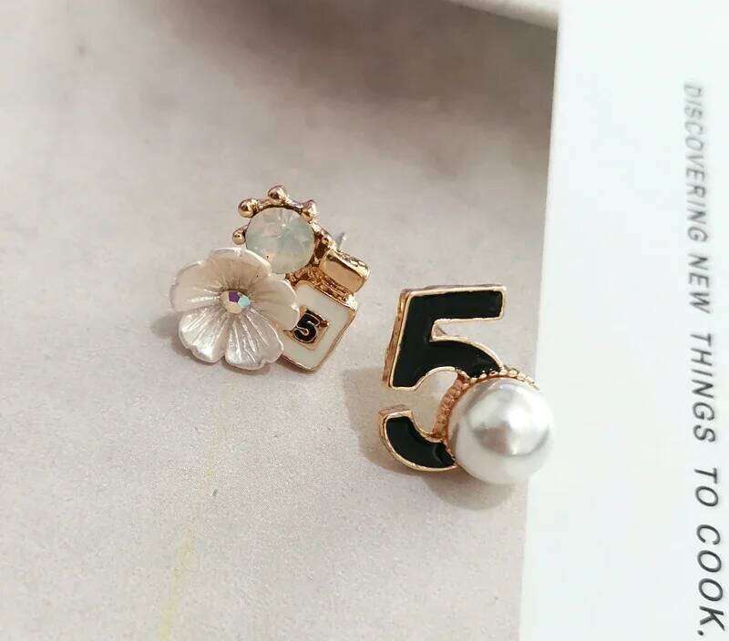 Designer NO.5 Pearl Flower Perfume Letter Stud Earrings for Women Chic Jewelry C Style Pierced Ear Accessory High Quality Textured Fashion Gift