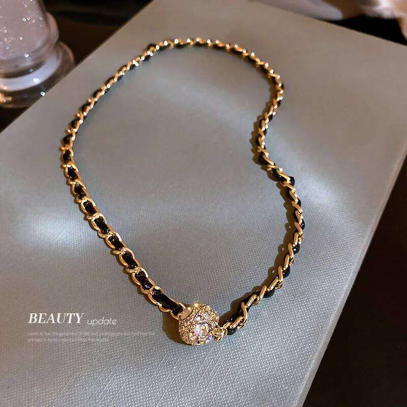 Designer Royal Number 5 Camellia Sweater Chain Necklace for Women High End French Style Pendant Jewelry Luxury Fashion Accessory High Quality Textured