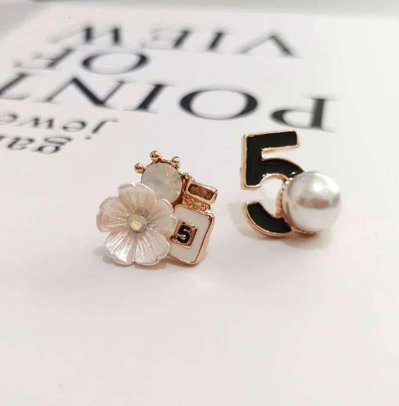 Designer NO.5 Pearl Flower Perfume Letter Stud Earrings for Women Chic Jewelry C Style Pierced Ear Accessory High Quality Textured Fashion Gift