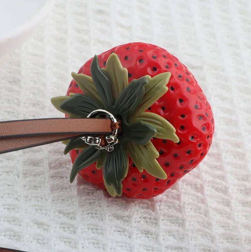 Simulation Resin Strawberry Fashionable Fruit Pendant Couple Hanging Bag Parts Accessories Gift X251224