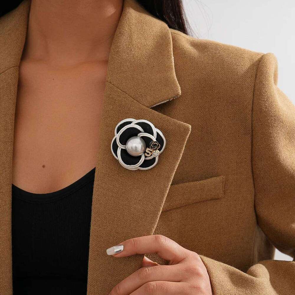 Brooch Korean Fashion Fabric Camellia with Pearl Accents Elegant Flower Corsage Lapel Pin for Wedding Party Special Occasion Gift High Quality Texture