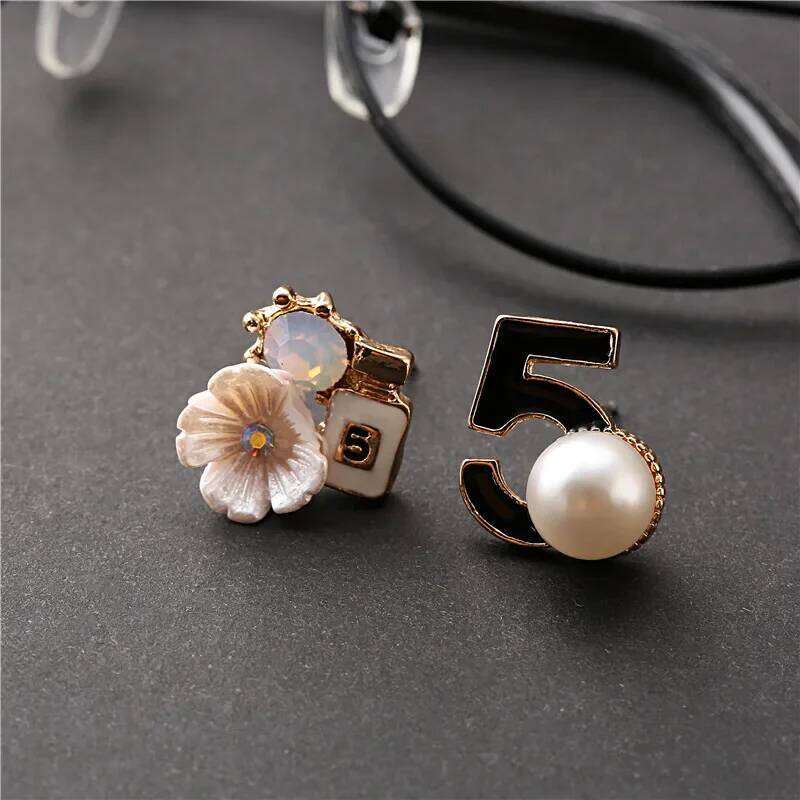 Designer NO.5 Pearl Flower Perfume Letter Stud Earrings for Women Chic Jewelry C Style Pierced Ear Accessory High Quality Textured Fashion Gift