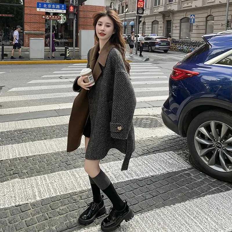 Korean Striped Contrasting Woolen Doat for Women in Autumn and Winter 2023 New Small and High-end Feeling Thickened Woolen CoatT251224