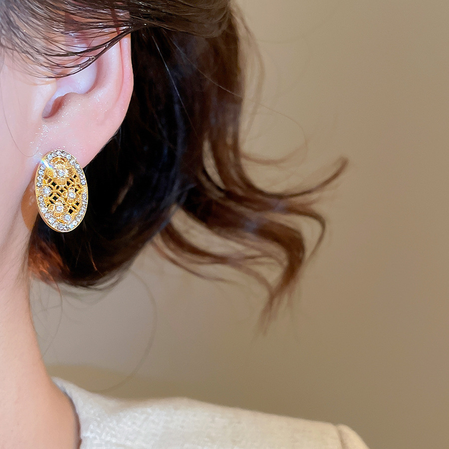 Silver Needle Inlaid Diamond Wrinkled Hollow Oval Stud French Retro Design Sense Niche Earrings Everyday Versatile Ear Jewelry - view 5