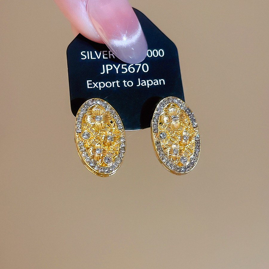 Silver Needle Inlaid Diamond Wrinkled Hollow Oval Stud French Retro Design Sense Niche Earrings Everyday Versatile Ear Jewelry - view 4
