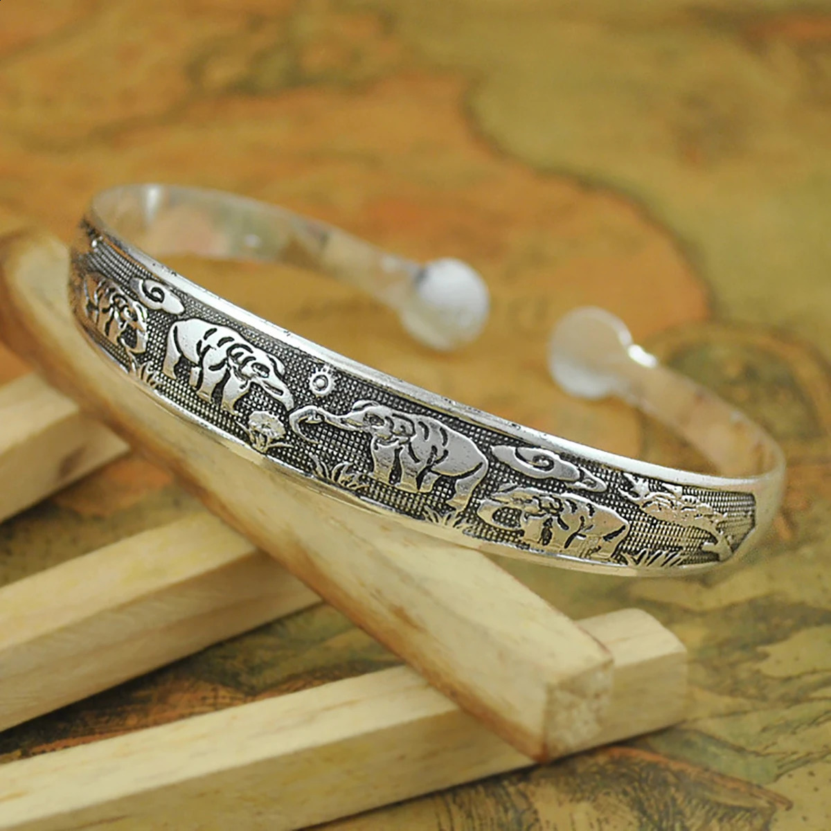 Retro Cuff Bracelets Tibetan Silver Metal Carving Fish Elephant Flower Bangles Vintage Gypsy Jewelry Female Gifts 251219