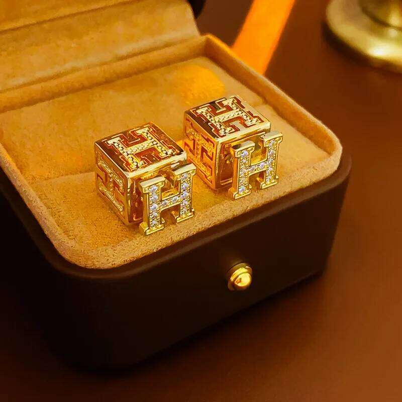 Lady Zircon Hollow Square Letter Stud New Fashionable and Luxurious Design Jewelry Earrings Fashion Earrings
