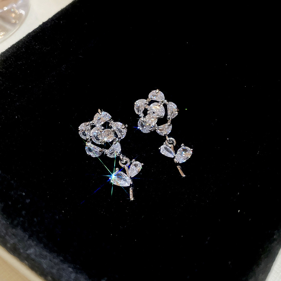 Silver Needle Zircon Flower Star Minimalist Elegant Niche Versatile Light Luxury High-end Earrings - view 5