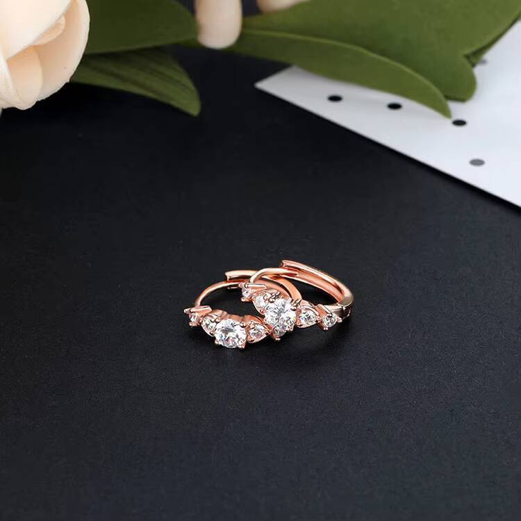 New Fashion Shiny Zirconia Ladies Elegant Moissanite Stud Earrings for Women Hoop Earrings Gold Plated Zirconia Jewellery