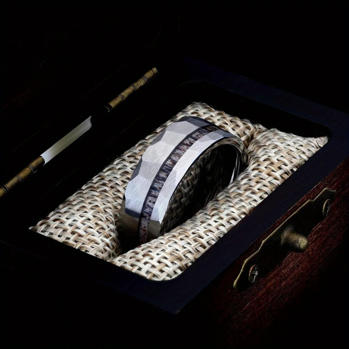 Vintage Men Stainless Steel Rings Fashion Silvery Hammered with Deer Antler Inlay Stripe Finish Rings For Men/Women Wedding Band 251224
