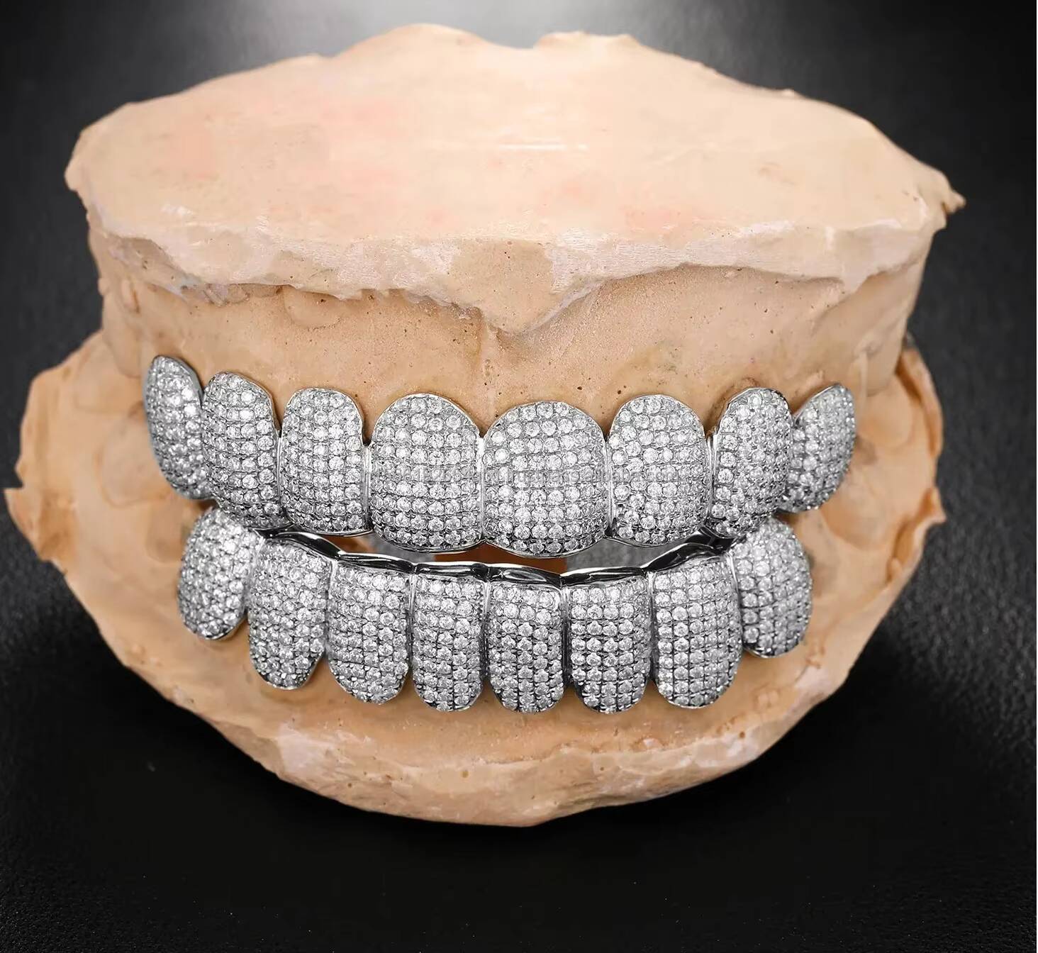 Pretty Moissanite Round Brilliant Cut Vvs Clarity Sparkling Diamond Iced Out 925 Sterling Silver Customize Tooth Grillz