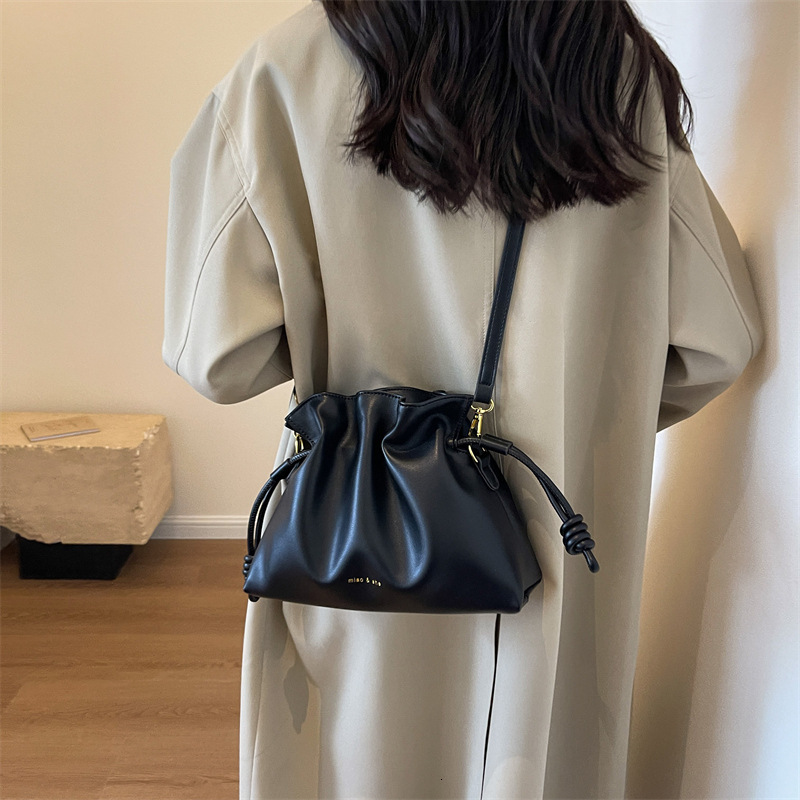 Trendy Niche Designer 2023 New Women's Fashion Versatile Crossbody Super Popular Bucket Bag