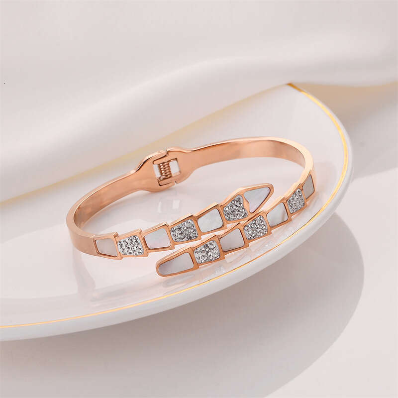 Zirconia-Studded Open-Ring with a Stylish Design: Instagram-Inspired, Unique, Lightly Luxurious, Niche Je