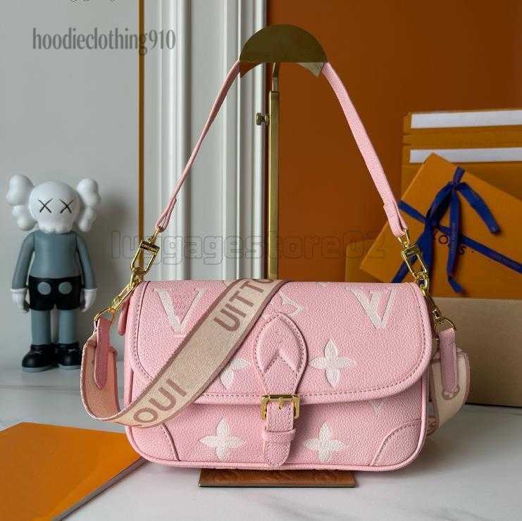 Shoulder Bags 10A Designer Bag Women Luxury Crossbody Diane Baguette Classic Vintage Canvas Jacquard Strap Pink Flap Embossed Letters M45985 Clutch Purse Tote Bag