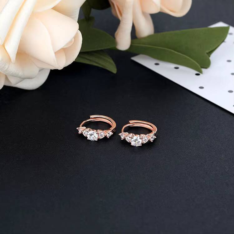 New Fashion Shiny Zirconia Ladies Elegant Moissanite Stud Earrings for Women Hoop Earrings Gold Plated Zirconia Jewellery