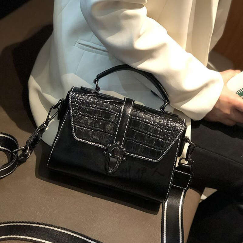 Luxury shoulder bag handbag Hobo women's summer new fashionable multifunctional leather niche flip shoulder bag