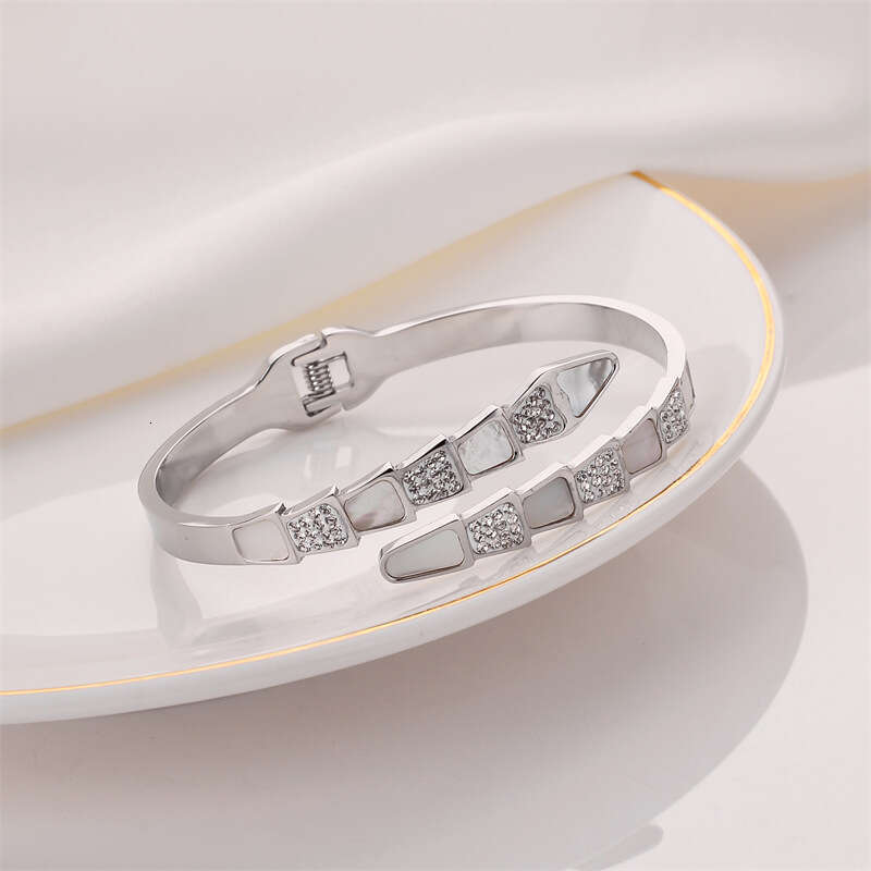 Zirconia-Studded Open-Ring with a Stylish Design: Instagram-Inspired, Unique, Lightly Luxurious, Niche Je