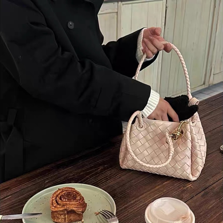 2025 new Vintage knitted vegetable basket bag for women with niche design suitable for commuting and work a handbag with a sense of high - end Commute