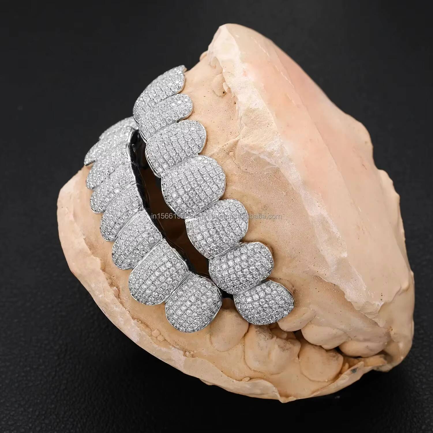 Pretty Moissanite Round Brilliant Cut Vvs Clarity Sparkling Diamond Iced Out 925 Sterling Silver Customize Tooth Grillz