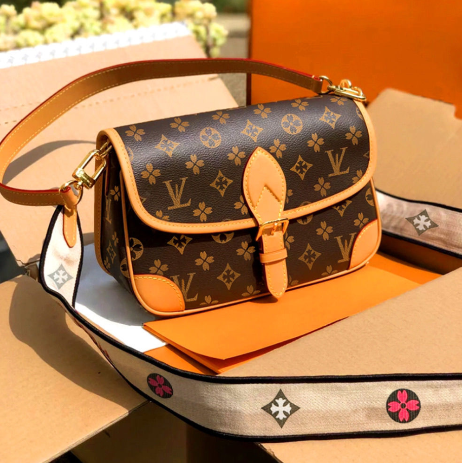 2024 Women Luxurys Designer Bag Crossbody Diane Baguette Classic Vintage Canvas Strap Flower Flap Embossed Letters Clutch Purse Shoulder Bags Tote Bag