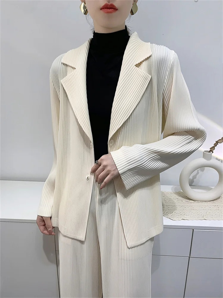 Miyake Large Toothpick Pleated Casual Suit Women Spring and Autumn n Comfortable Thickened Longsleeved Jacket 251225