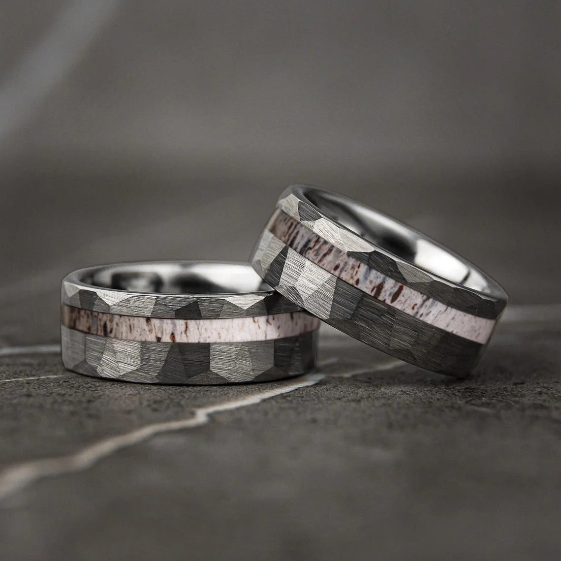 Vintage Men Stainless Steel Rings Fashion Silvery Hammered with Deer Antler Inlay Stripe Finish Rings For Men/Women Wedding Band 251224