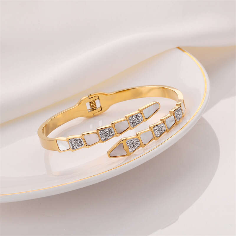 Zirconia-Studded Open-Ring with a Stylish Design: Instagram-Inspired, Unique, Lightly Luxurious, Niche Je