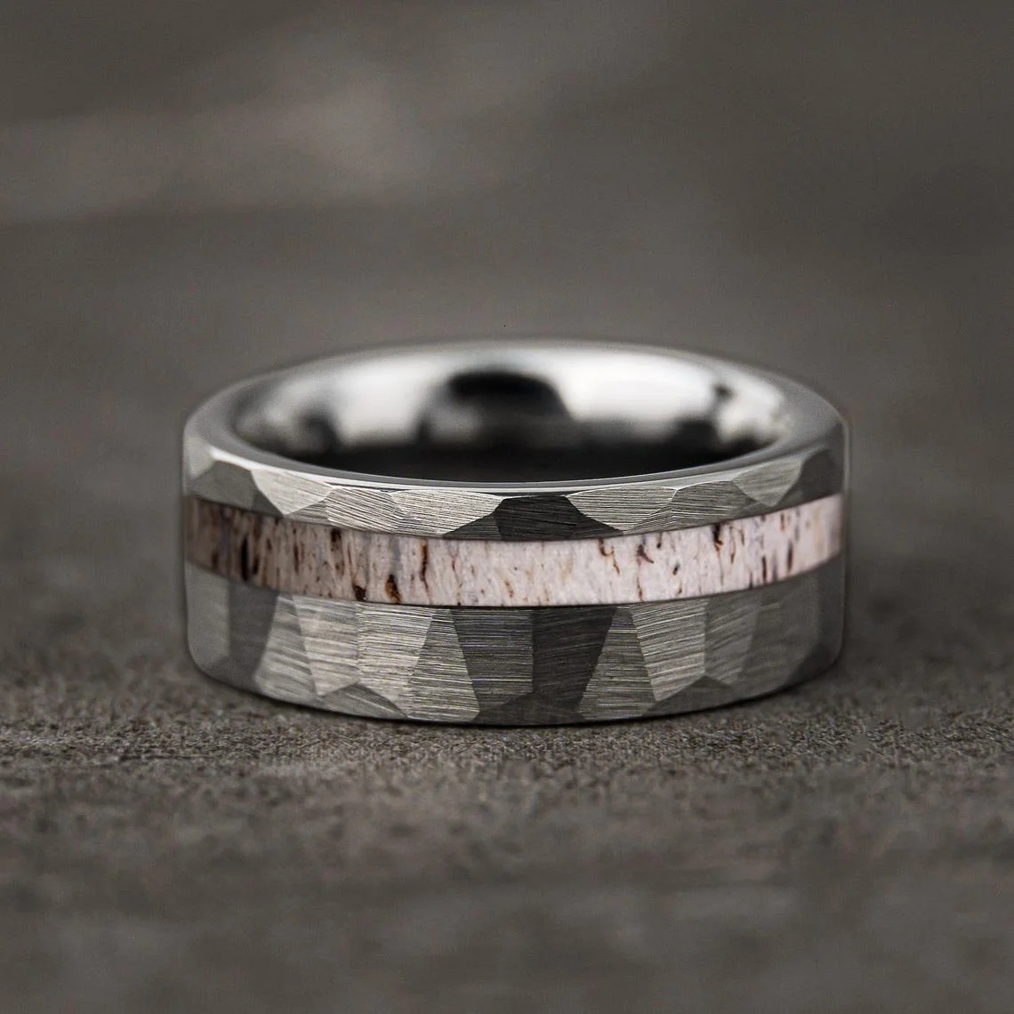 Vintage Men Stainless Steel Rings Fashion Silvery Hammered with Deer Antler Inlay Stripe Finish Rings For Men/Women Wedding Band 251224